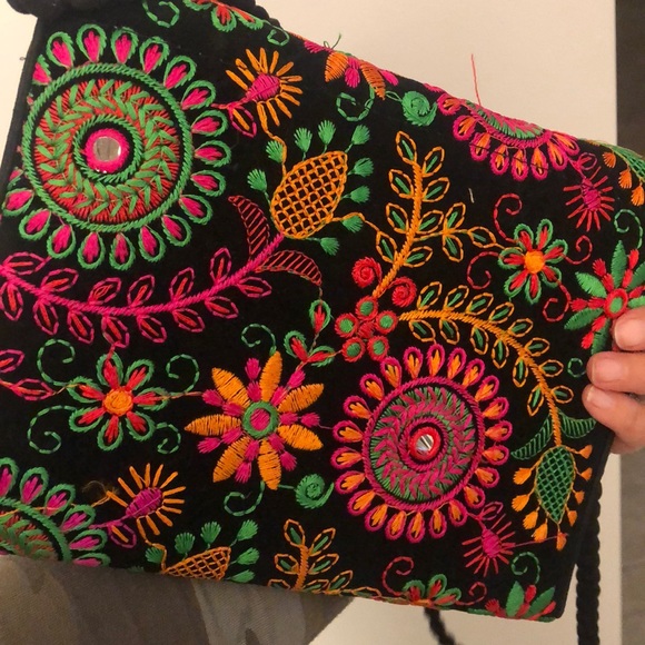 Hand embroidered purse from India - Picture 2 of 8